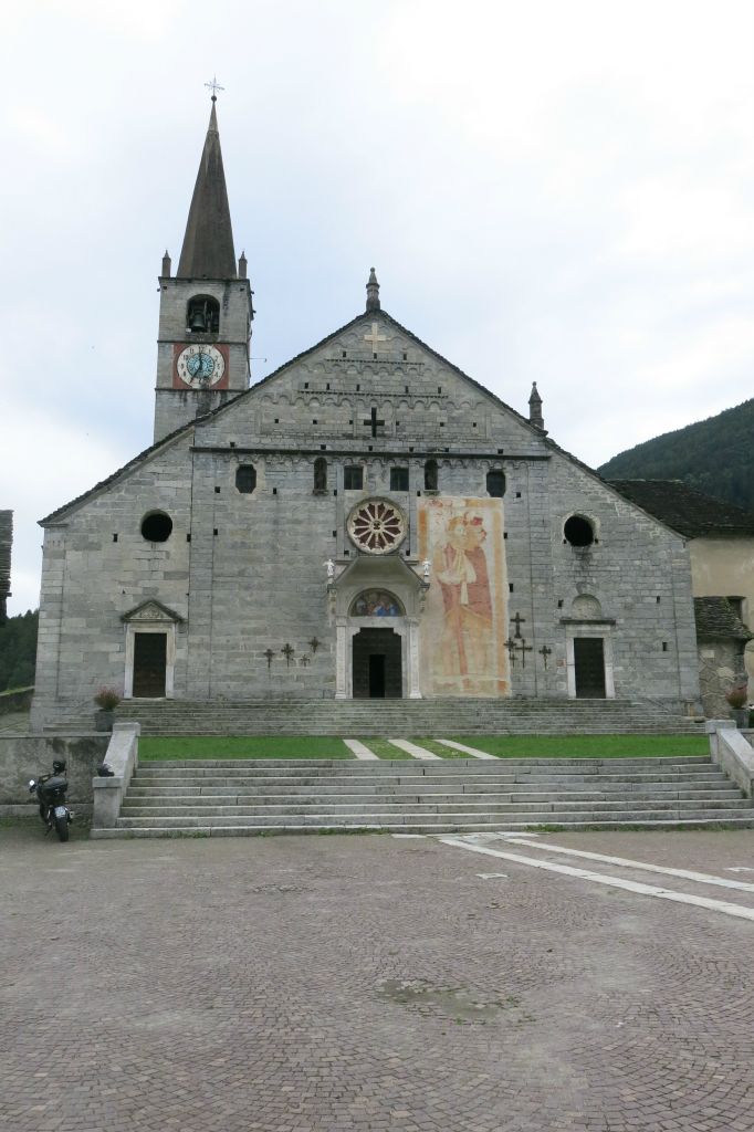 A l'entrée de la vallée d'Antigorio, le village de Baceno et son église